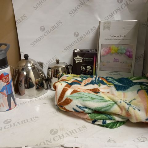 LOT OF APPROXIMATELY 15ASSORTED HOUSEHOLD ITEMS, TO INCLUDE BALLOON ARCH, MARKS & SPENCER TEAPOT, TOMMEE TIPPEE HEATHCARE KIT, ETC