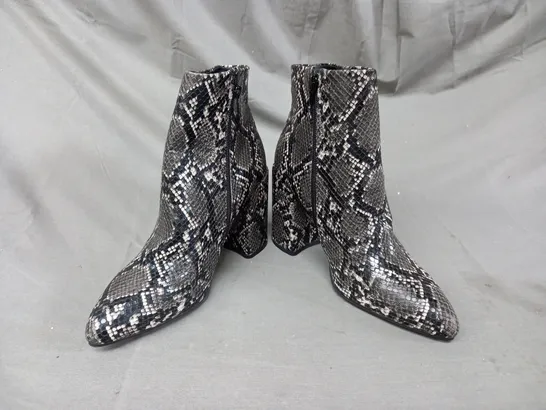 BOXED PAIR OF STEVE MADDEN ANKLE BOOTS IN GREY/OTHER SNAKE EU SIZE 40