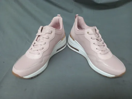 BOXED PAIR OF SKECHERS SHOES IN PINK UK SIZE 4.5