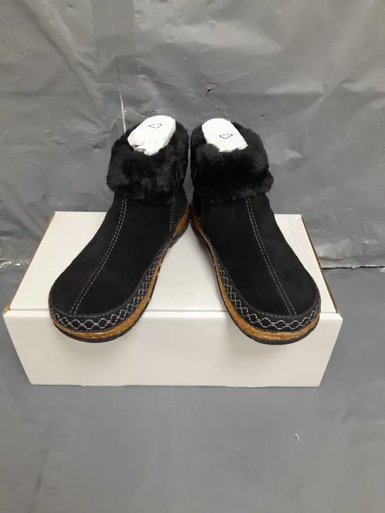 BOXED PAIR OF EARTH ORIGINALS EMMALYN BOOTIES IN BLACK SIZE 5