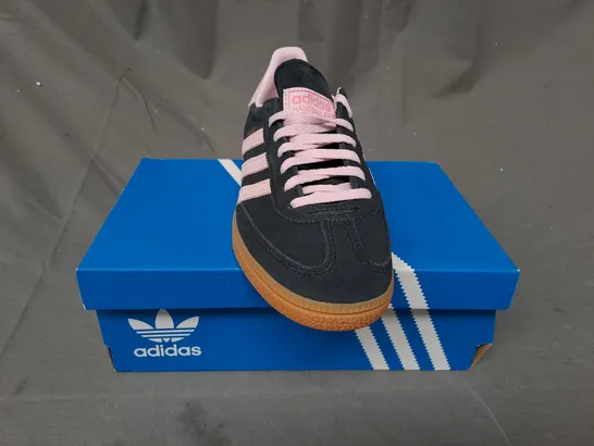 BOXED PAIR OF ADIDAS HANDBALL SPEZIAL W SHOES IN COAL/PINK UK SIZE 4