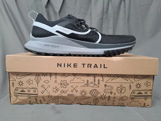 BOXED PAIR OF NIKE REACT PEGASUS TRAIL 4 SHOES IN BLACK/GREY UK SIZE 11.5