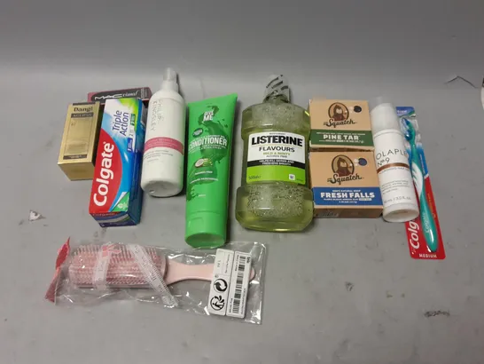 BOX OF APPROXIMATELY 15 COSMETIC ITEMS TO INCLUDE LISTERINE, SQUATCH SOAP, AND COLGATE TOOTHPASTE ETC. 