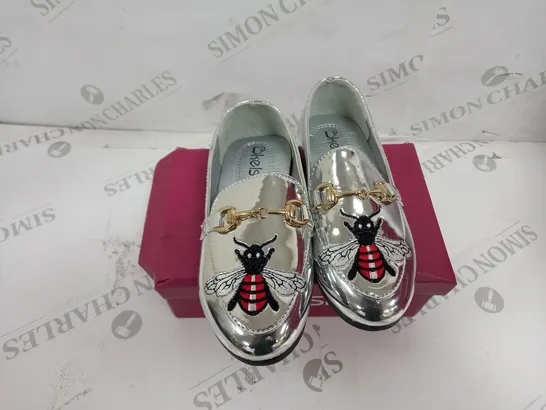 APPROXIMATELY 13 BOXED PAIR OF KELSI KIDS BUTTERFLY EMBROIDERED LOAFERS IN SILVER TO INCLUDE SIZES 1, 2, 8, 9, 10, 11, 12, 13