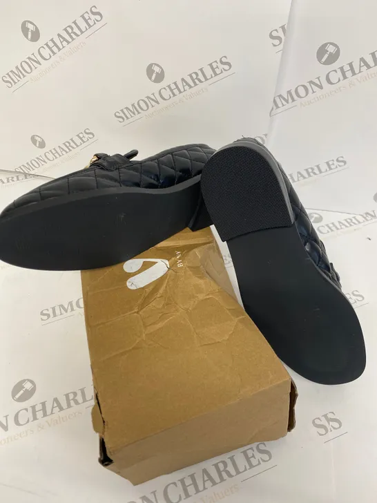 BOXED PAIR OF VERY BLACK SHOES SIZE 5 