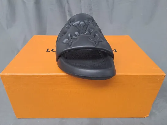 BOXED PAIR OF LOUIS VUITTON SLIDERS IN BLACK UK SIZE 10