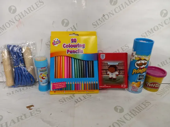 BOX OF APPROX 20 ASSORTED TOYS TO INCLUDE -  ARTBOX 20 COLOURING PENCILS - ENGLAND CONSTRUCTION TOY - PLAY DOH IN PURPLE ECT