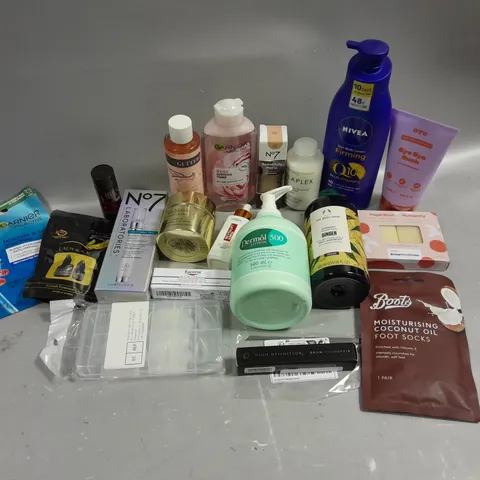 BOX OF APPROXIMATELY 15 COSMETIC ITEMS TO INCLUDE NIVEA BODY LOTION, GARNIER TONER, DERMOL LOTION 500. ETC