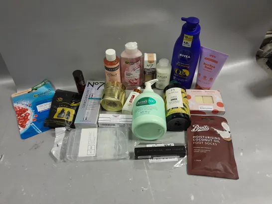 BOX OF APPROXIMATELY 15 COSMETIC ITEMS TO INCLUDE NIVEA BODY LOTION, GARNIER TONER, DERMOL LOTION 500. ETC