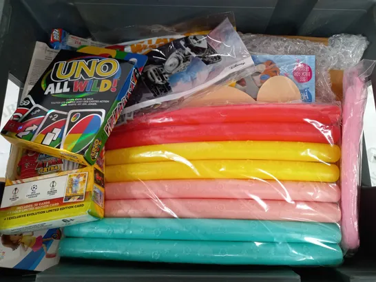 BOX OF APPROX 20 ASSORTED TOYS TO INCLUDE - UNO ALL WILD - LEGO STAR WARS 30381 - HOT WHEELS 87 FORD SIERRA COSWORTH ECT 