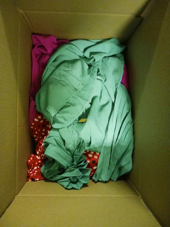 BOX OF APPROXIMATELY 10 ASSORTED CLOTHING AND FASHION ITEMS IN VARIOUS STYLES, SIZES, AND COLOURS / COLLECTION ONLY 