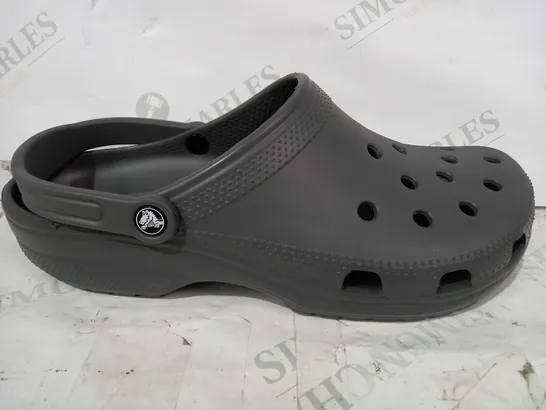 BOXED PAIR OF CROCS CLASSIC SHOES IN SLATE GREY SIZE M13