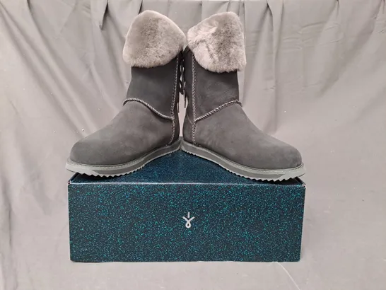 BOXED PAIR OF EMU AUSTRALIA BIRDWOOD BOOTS IN DARK GREY UK SIZE 6