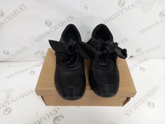 APPROXIMATELY 11 BOXED PAIRS OF BOW LACE TRAINERS IN SIZES 4, 5, 6, 7