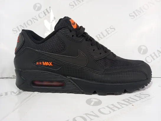 BOXED PAIR OF NIKE AIR MAX SHOES IN BLACK/ORANGE UK SIZE 8