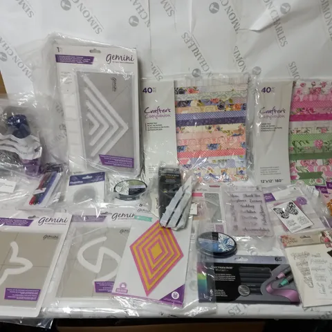 BOX OF APPROX 50 ASSORTED CRAFT ITEMS TO INCLUDE SPECTRUM NOIR METALLIC TWIN TIP MARKERS, CRAFTERS COMPANON PAPER PAD, GEMINI QUILTING PATTERN GUIDE, ETC. 