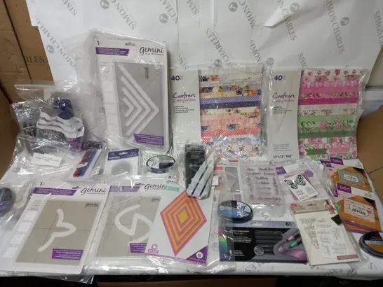 BOX OF APPROX 50 ASSORTED CRAFT ITEMS TO INCLUDE SPECTRUM NOIR METALLIC TWIN TIP MARKERS, CRAFTERS COMPANON PAPER PAD, GEMINI QUILTING PATTERN GUIDE, ETC. 