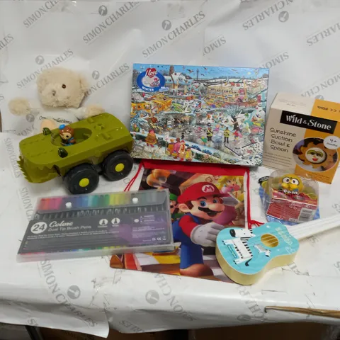 LARGE QUANTITY OF ASSORTED TOYS AND ACCESSORIES TO INCLUDE; WILD AND STONE SUNSHINE SUCTION BOWL AND SPOON, SUPER MARIO BAG AND DUAL TIP BRUSH PENS