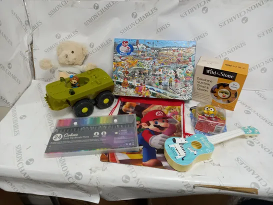 LARGE QUANTITY OF ASSORTED TOYS AND ACCESSORIES TO INCLUDE; WILD AND STONE SUNSHINE SUCTION BOWL AND SPOON, SUPER MARIO BAG AND DUAL TIP BRUSH PENS