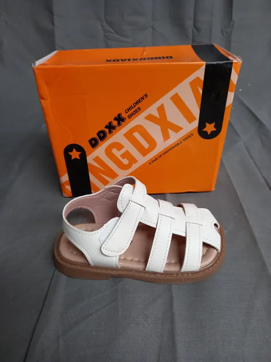 BOXED PAIR OF DDX CHILDRENS SANDALS IN PINK SIZE 24
