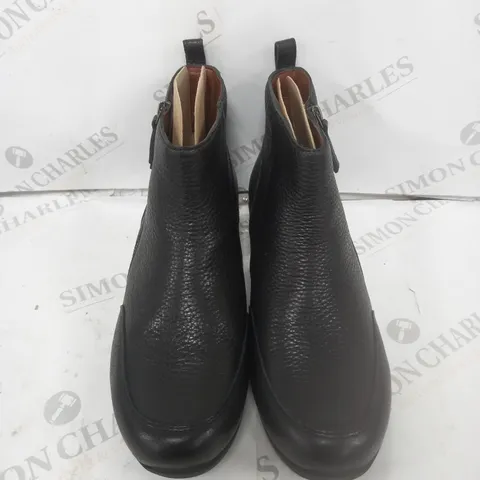 BOXED VIONIC LOUIS BLACK BOOT SIZE 8