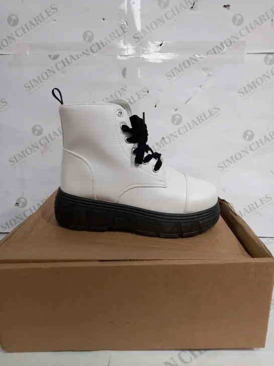 BOXED PAIR OF KOI FOOTWEAR PLATFORM BLACK & WHITE BOOT - UK 5