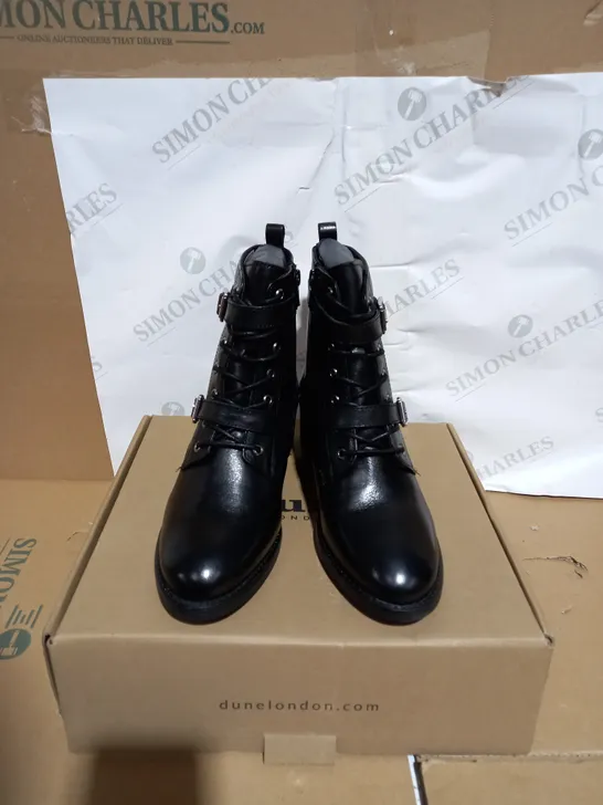 PAIR OF BOXED BLACK LEATHER DOUBLE BUCKLE LACE UP BOOTS SIZE 5