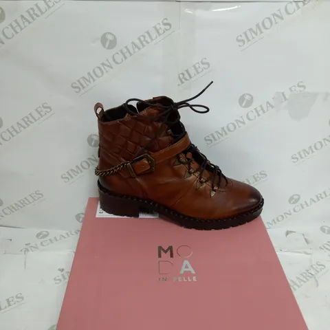 PAIR OF MODA IN PELLE ARNIE LACE UP BOOTS IN MAROON SIZE 7
