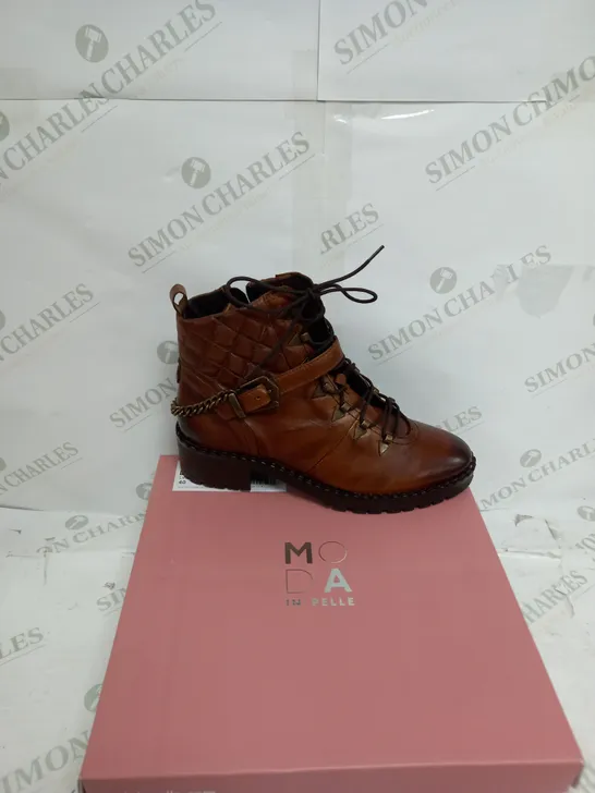 PAIR OF MODA IN PELLE ARNIE LACE UP BOOTS IN MAROON SIZE 7