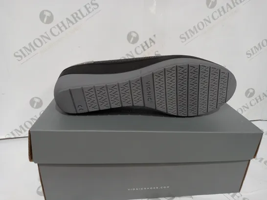 BOXED VIONIC JACEY SLIP-ON SHOES IN GREY SIZE 6