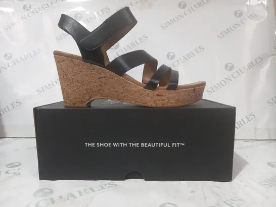 BOXED PAIR OF NATURALIZER OPEN TOE STRAPPY WEDGE SANDALS IN BLACK SIZE 7