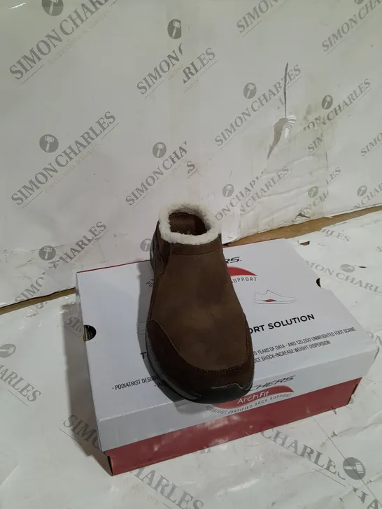 BOXED SKETCHERS ARCHFIT BROWN SHOES SIZE 9