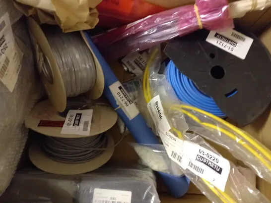 BOX OF APPROXIMATELY 15 ASSORTED ITEMS TO INCLUDE UNCASED TRANSDUCERS, ETC - COLLECTION ONLY