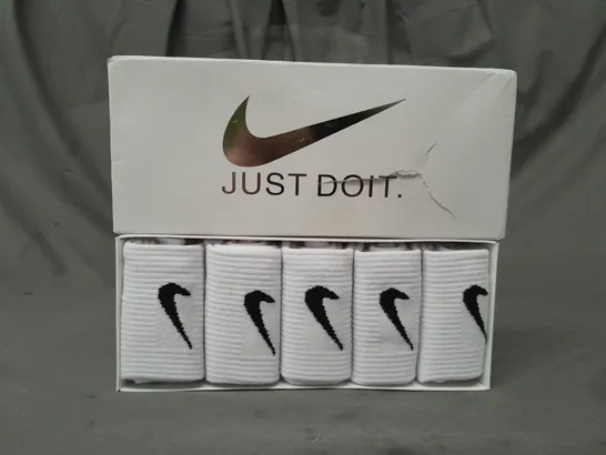 BOXED NIKE SET OF 5 PAIRS OF SOCKS IN WHITE