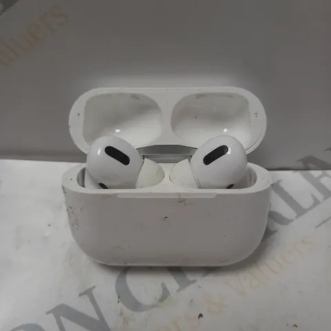 WIRELESS WHITE EARBUDS WITH CHARGING CASE 