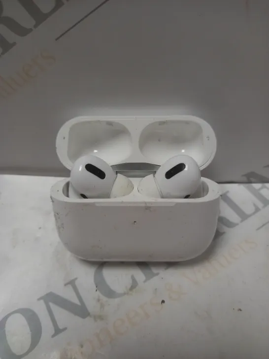 WIRELESS WHITE EARBUDS WITH CHARGING CASE 