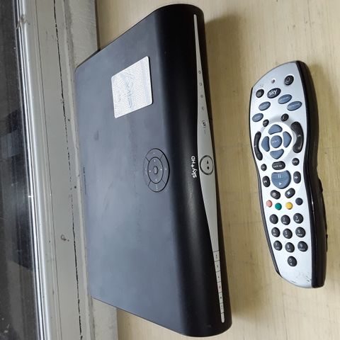 SKY+HD SET TOP BOX WITH CONTROLLER 