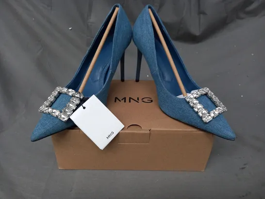 BOXED PAIR OF MNG POINTED TOE HEELS IN DENIM BLUE W. JEWEL EFFECT DETAIL UK SIZE 7