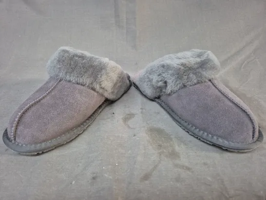 BOXED PAIR OF UGG SLIPPERS IN GREY UK SIZE 7