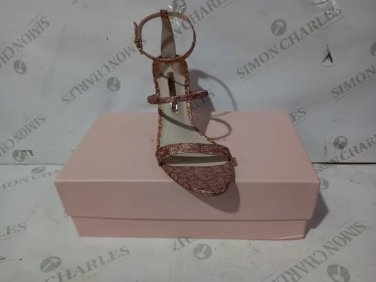 BOXED PAIR OF SOPHIA WEBSTER HEELS IN ROSE GOLD W. PATTERN/GLITTER EFFECT EU SIZE 39