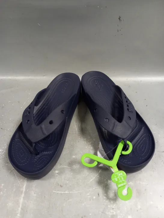 CROCS BAYA PLATFORM FLIP IN NAVY - 7