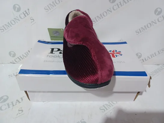 BOXED PAIR OF PADDERS HUG SLIPPERS IN BURGUNDY SIZE 7