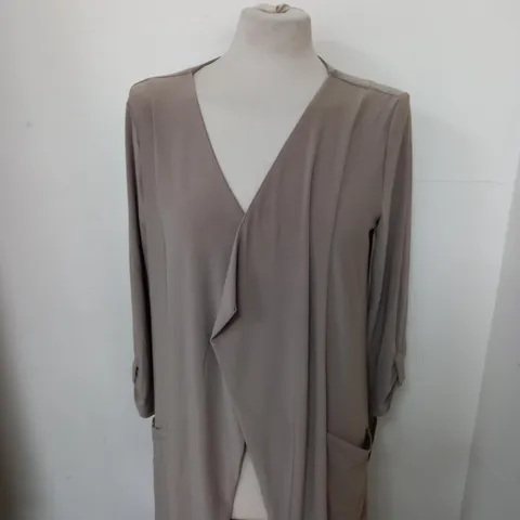APPROXIMATELY 10 ASSORTED ITEMS OF WOMEN CLOTHING TO INCLUDE NINA LEONARD CARDIGAN IN SIZE S, D&CO TOP IN SIZE S, FINERY JACKET IN SIZE 14 
