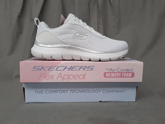 BOXED PAIR OF SKECHERS SHOES IN WHITE/METALLIC SILVER UK SIZE 4