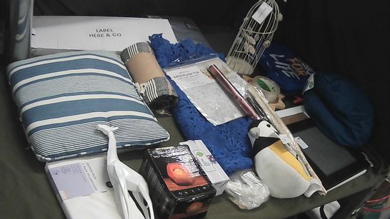 BOX OF ASSORTED HOMEWARE ITEMS TO INCLUDE BLUE LACE CLOTH, GIRAFFE ORNAMENT, PENGUIN DOOR STOP