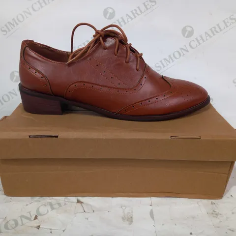 BOXED PAIR OF DESIGNER LEATHER LACE UP SHOES IN BROWN EU SIZE 42