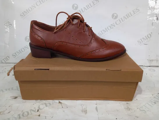 BOXED PAIR OF DESIGNER LEATHER LACE UP SHOES IN BROWN EU SIZE 42