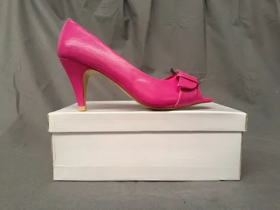 BOXED PAIR OF DESIGNER OPEN TOE MID HEELED SHOES IN FUCHSIA EU SIZE 37