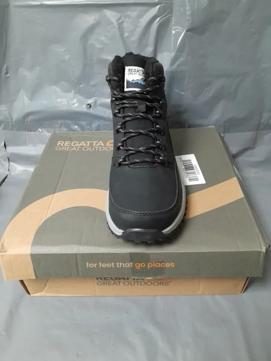 PAIR OF REGATTA WOMENS SHERBOURNE WALKING BOOTS -BLACK - 6 RRP £80