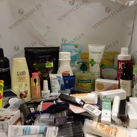 LOT OF APPROXIMATELY 20 HEALTH & BEAUTY PRODUCTS TO INCLUDE CERAVE , PALMERS , PALMOLVIE ECT